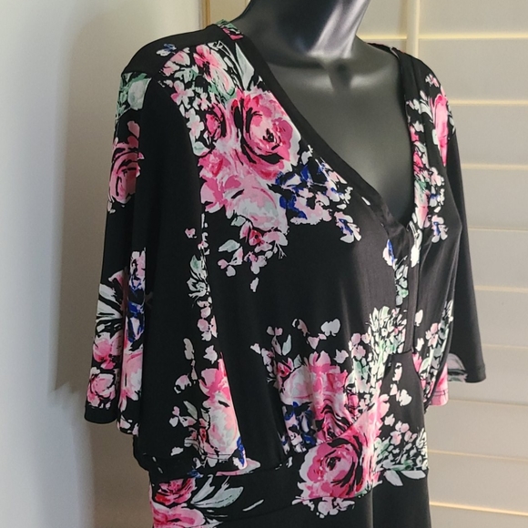 Torrid Floral Babydoll V-Neck Short Sleeve Blouse - Picture 3 of 6